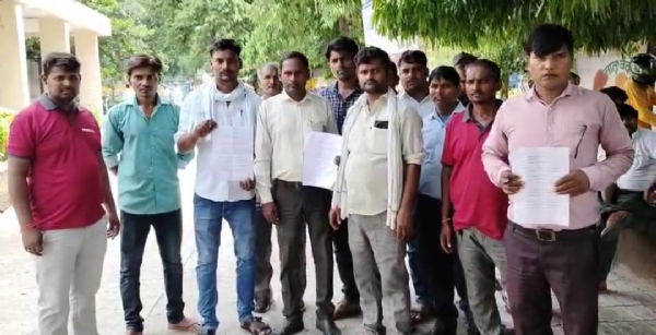 जिलाधिकारी से शिकायत करने कलक्ट्रेट पहुंचे दर्जन भर मीटर रीडर