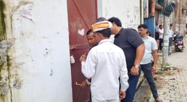 मकान को शील करते हुए