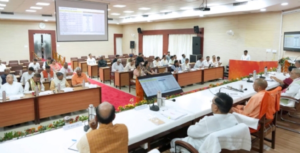 मुख्यमंत्री योगी आदित्यनाथ आगरा मंडल के जनप्रतिनिधियों के साथ साथ विकास कार्यों से संबंधित मंडलीय समीक्षा बैठक करते हुए।