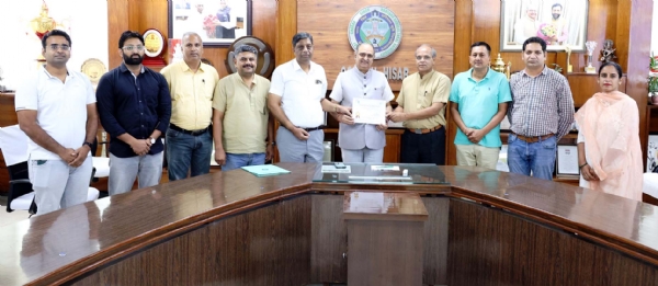 कुलपति प्रो. बीआर कम्बोज वैज्ञानिकों के साथ।