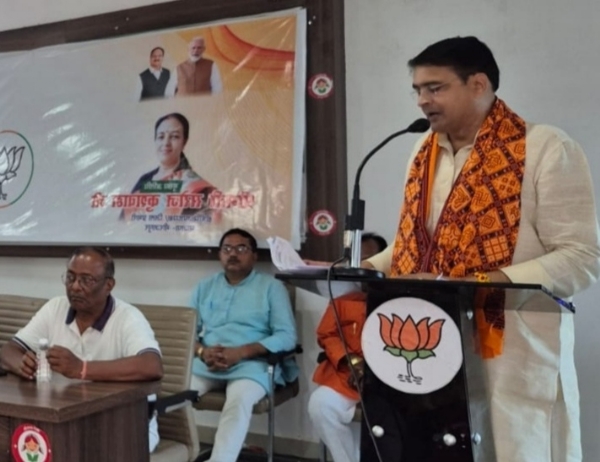 जिला कार्यालय बरौधा कचार के सभागार कक्ष में बोलते जिलाध्यक्ष वृजभूषण सिंह।