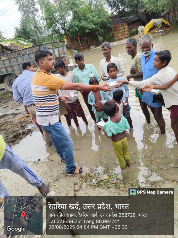 बाढ़ पीड़ितों तक राहत सामग्री बांटता प्रशासनिक अमला