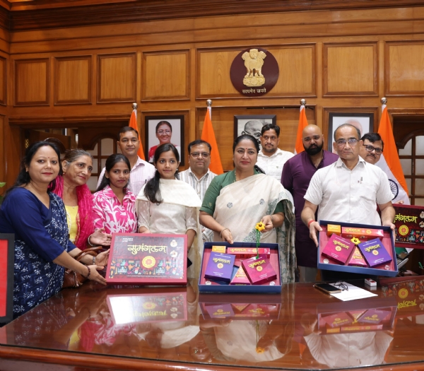 दिल्ली विधानसभा में बुधवार को  हस्तनिर्मित राखी गिफ्ट पैक का लोकार्पण करती मुख्यमंत्री रेखा गुप्ता