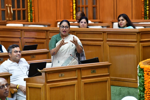 दिल्ली विधानसभा में बुधवार को फांसी घर पर चर्चा के दौरान  अपने विचार रखती मुख्यमंत्री रेखा गुप्ता