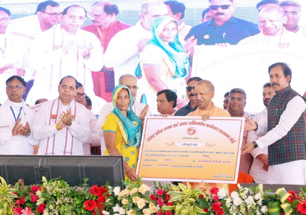 मुरादाबाद में योजना के लाभार्थियों को प्रतीकात्मक चेक देते मुख्यमंत्री योगी आदित्यनाथ।