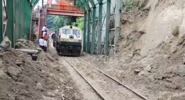 बाधित ट्रैक पर रेल यातायात शुरू