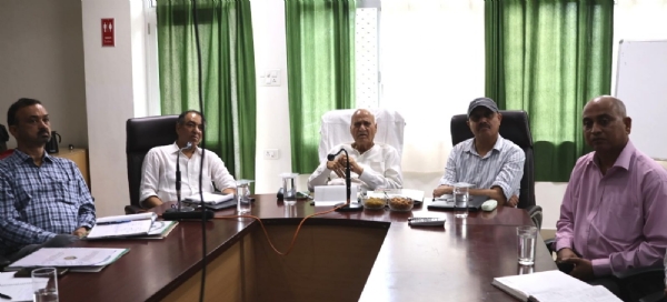 बैठक के दौरान उपस्थित कृषि मंत्री चंद्र कुमार।