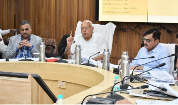 समीक्षा बैठक करते कृषि मंत्री सूर्य प्रताप शाही