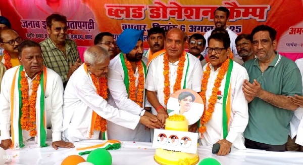 कानपुर में कांग्रेस अल्पसंख्यक विभाग के अध्यक्ष इमरान प्रतापगढ़ी के जन्मदिवस पर केक काटकर मानते महानगर कांग्रेस के अध्यक्ष पवन गुप्ता व अन्य का छायाचित्र