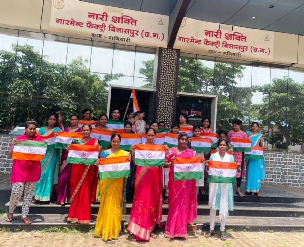 नारी शक्ति गारमेंट फैक्ट्री में तिरंगा झंडे के साथ मह‍िलाएं