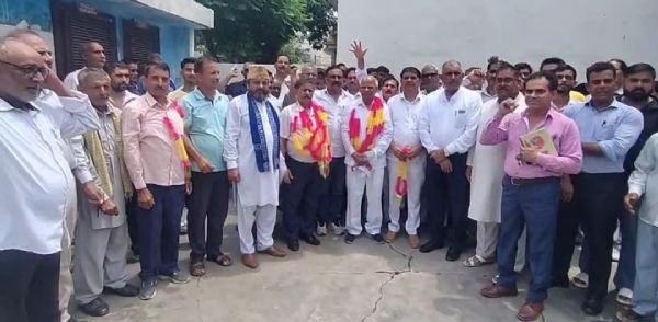 बसपा में शाामिल हाेने वालाें के साथ पारटी के वरिशठ नेता