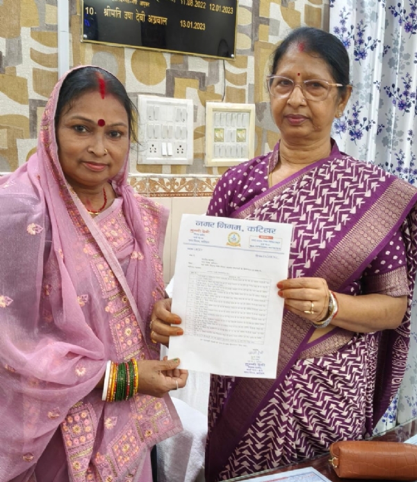 ज्ञापन सौंपते हुए वार्ड पार्षद
