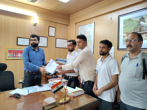 एडीसी मंडी को ज्ञापन देते हुए नौजवान सभा के पदाधिकारी।