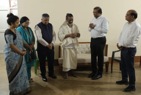 सीएम से मुलाकात करते डॉ पॉल