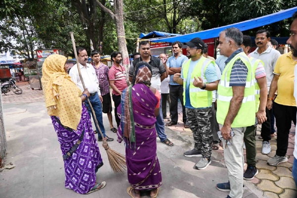 आयुक्त आशुतोष पाण्डेय ने कांशीनगर बस्ती का पैदल व स्कूटी से भ्रमण कर इनसे हुड़ी समस्याओं का किया सघन निरीक्षण