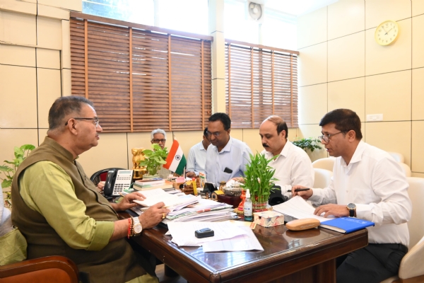 कैंप कार्यालय में ग्रामीण विकास मंत्री गणेश जोशी  यूआरआरडीए के मुख्य अभियंता के साथ बैठक करते।