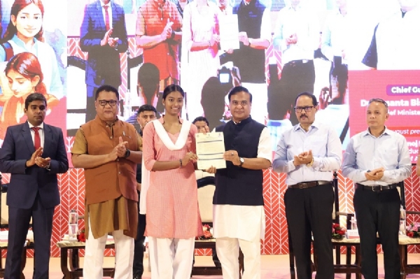 असमः गौहाटी विश्वविद्यालय में “मुख्यमंत्री निजुत मोइना असोनी 02” के तहत छात्रा को आवेदन पत्र प्रदान करते मुख्यमंत्री डॉ. हिमंत बिस्व सरमा