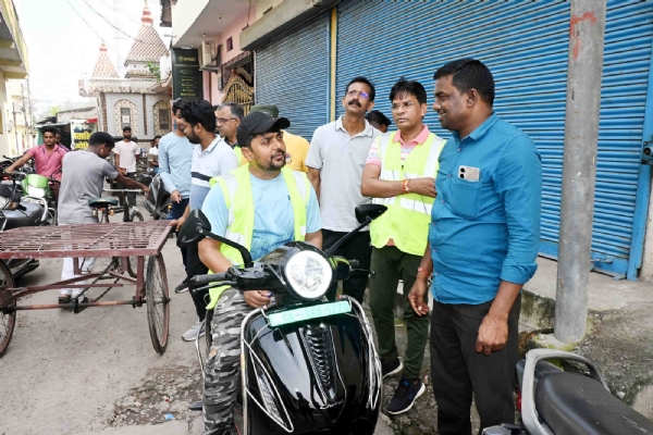 आयुक्त आशुतोष पाण्डेय ने कांशीनगर बस्ती का पैदल व स्कूटी से भ्रमण कर इनसे हुड़ी समस्याओं का किया सघन निरीक्षण