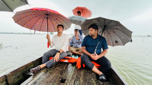 नाव पर बैठकर मिलने जाते एडीएम