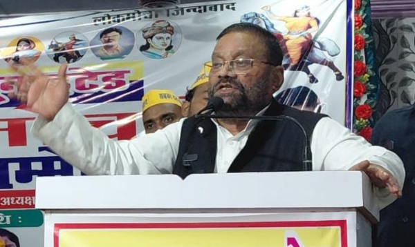 कार्यकर्ता सम्मेलन को संबोधित करते लोक मोर्चा के राष्ट्रीय संयोजक स्वामी प्रसाद मौर्य