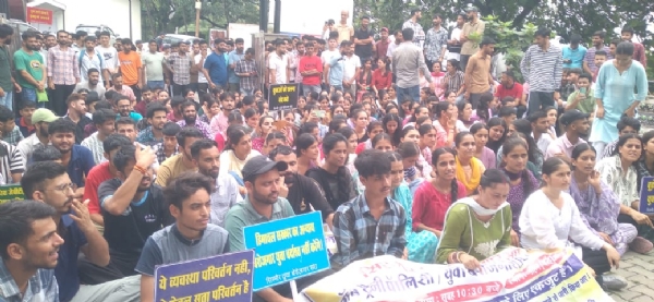जॉब ट्रेनी पॉलिसी के खिलाफ नाहन  में बेरोजागर युवाओं का प्रदर्शन