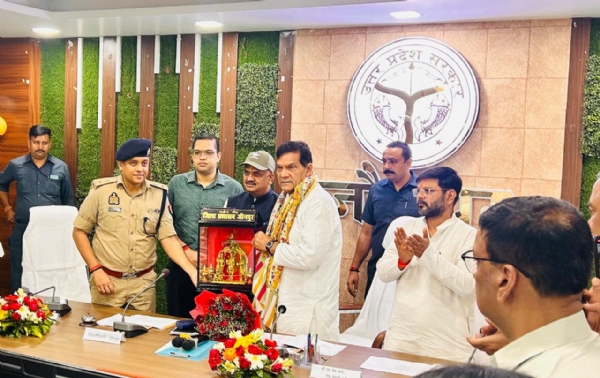 प्रभारी मंत्री एके शर्मा को सम्मानित करते हुए जिलाधिकारी डॉ दिनेश चंद्र सिंह एवं पुलिस अधीक्षक डॉ कौस्तुभ