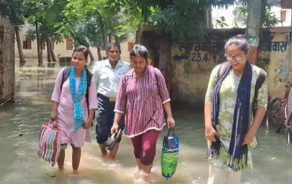 हॉस्टल से जाती छात्राएं
