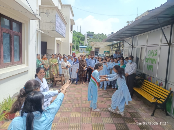 ड्रग्स के खिलाफ जागरूकता फैलाने के लिए नुक्कड़ नाटक नशे की अदालत का मंचन