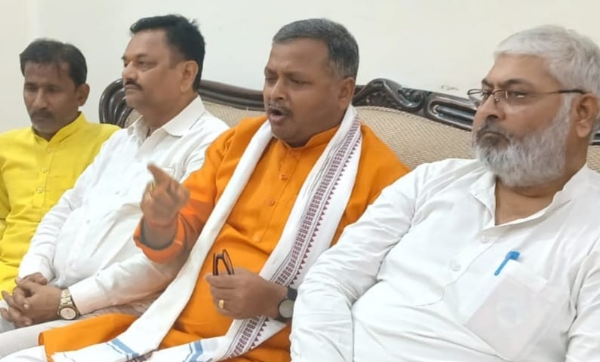 सपा सांसद की टिप्पणी का सदर विधायक ने दिया करारा जवाब