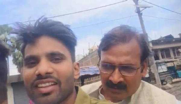 बिना हेलमेट बाइक पर विधायक