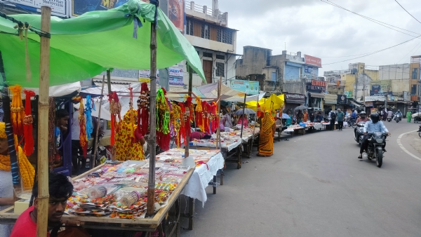 अलवर. राखी के त्यौहार से पहले सजे बाजार।