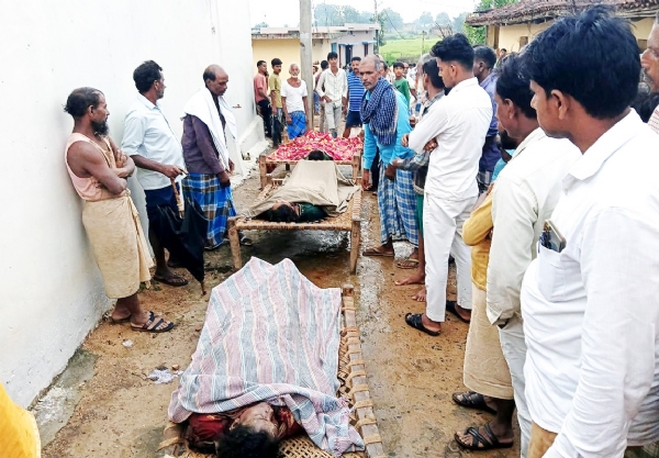 केकरगढ़ के जोल्हबिघा में मृतकों के शव एवं सदमे में परिजन