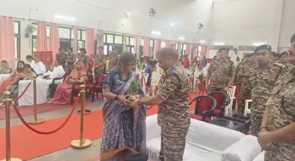 अधिकारी को राखी बांधतीहुई