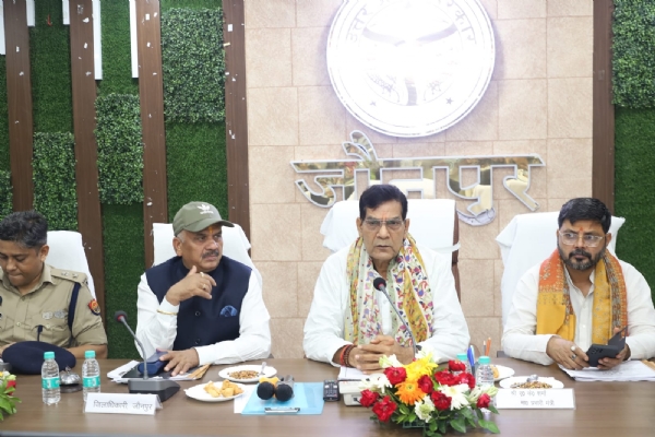 प्रभारी मंत्री एके शर्मा अधिकारियों को निर्देशित करते हुए