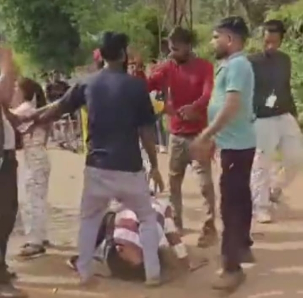 श्रद्धालु के साथ पार्किंग वसूली के गुंडे मारपीट करते हुए