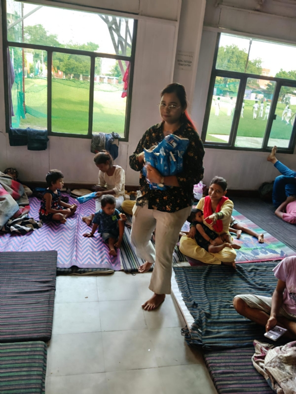 बाढ़ पीड़ितों में सेनेटरी किट वितरित एक्युरा क्रिटिकल केयर अस्पताल के कर्मचारी का छाया चित्र