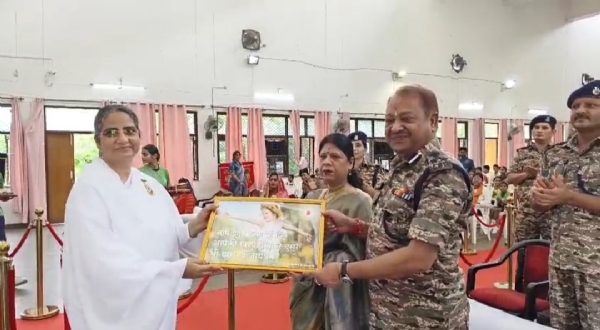 स्मृति चिन्ह देती हुईमहिला