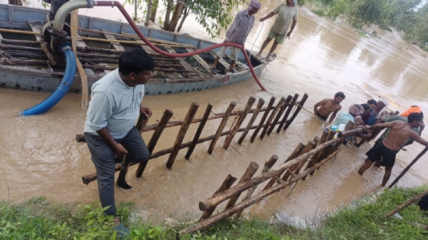 बचाव कार्य में लगी टीम