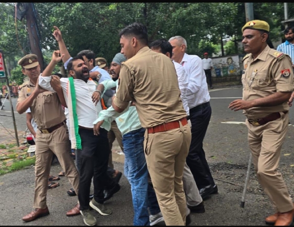 सीएम को ज्ञापन देने जा रहे कांग्रेस कार्यकर्ताओं को हिरासत में ले जाती पुलिस।