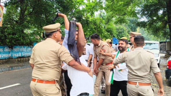 सीएम को ज्ञापन देने जा रहे कांग्रेस कार्यकर्ताओं को हिरासत में ले जाती पुलिस।