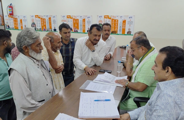 विक्रम रंधावा ने बीजेपी मुख्यालय में जनता की शिकायतें सुनीं