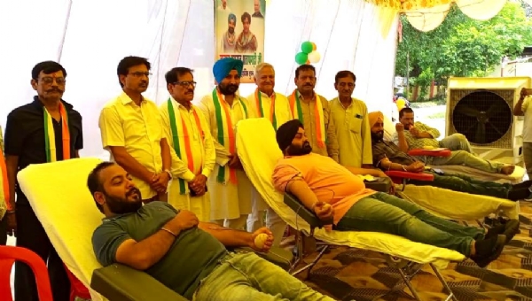 कानपुर में राज्यसभा सांसद इमरान प्रतापगढ़ी के जन्म दिवस के उपलक्ष में थैलीसीमिया पीड़ित बच्चों को समर्पित रक्तदान करते कांग्रेसियों का छायाचित्र