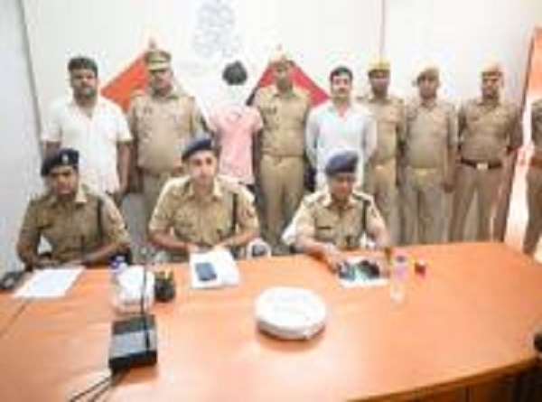 घटना का खुलाास करते पुलिस अधीक्षक, पकड़ा गया आरोपित