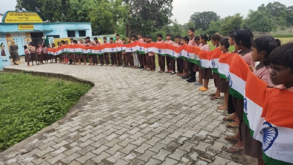 तिरंगा यात्रा निकालते हुए बच्चे