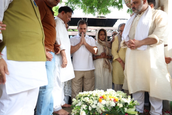 अंतिम संस्कार में शामिल हुए राहुल गांधी