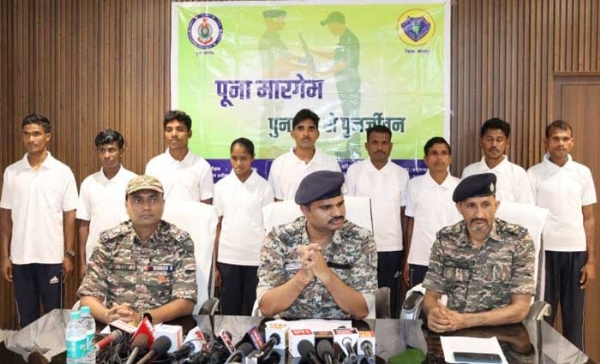 24 लाख के ईनामी 9 नक्सलियों ने किया आत्मसमर्पण