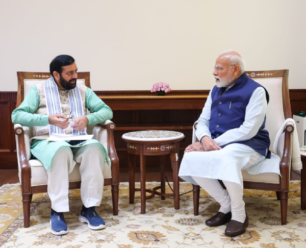 हरियाणा के मुख्यमंत्री नायब सैनी प्रधानमंत्री नरेंद्र मोदी कोयोजनाओं की जानकारी देते हुए