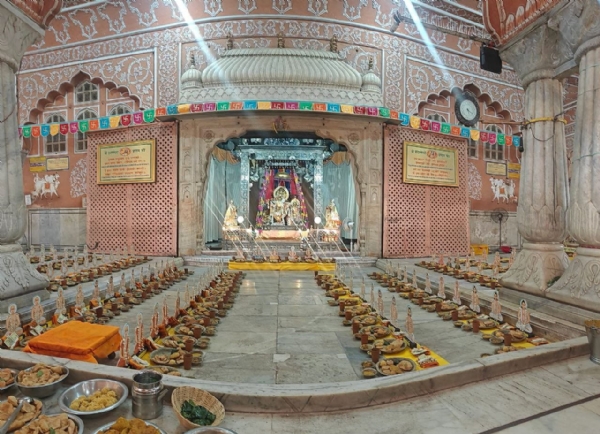 गोविंद देव जी मंदिर में 200 आचार्यों को समर्पित हुआ दिव्य चौंसठ महंत भोग