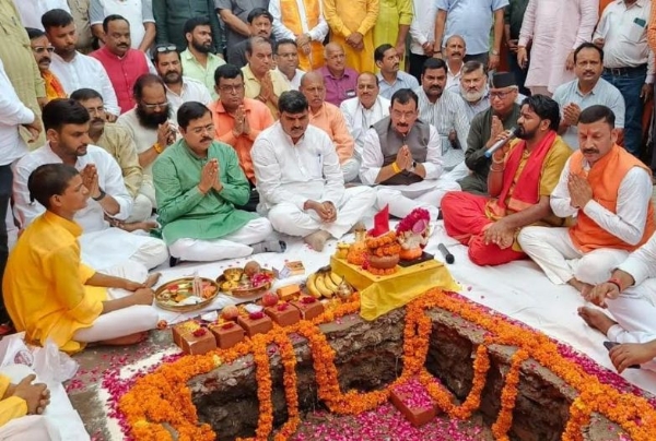 भूमि पूजन करते धर्मपाल सिंह