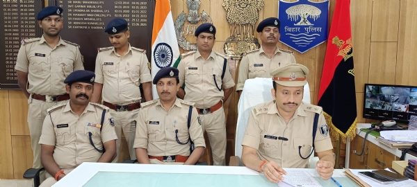 पटना के वरीय पुलिस अधीक्षक पत्रकार वार्ता करते हुए